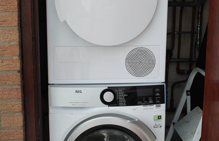 Practical laundry room in Cottage in Lewedorp, offers convenience during your stay in South Beveland, Zeeland.