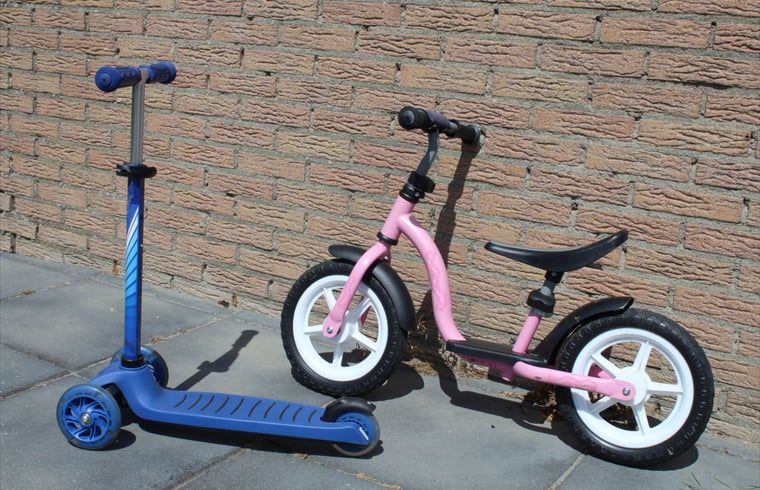 High chair in the dining room of Huisje in Lewedorp, family-friendly accommodation in Zuid-Beveland, Zeeland.