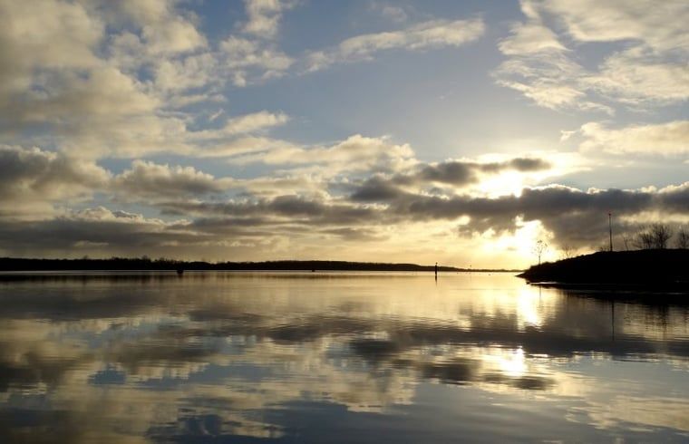 Toys in the garden of Huisje in Lewedorp, a child-friendly vacation home in Zeeland.