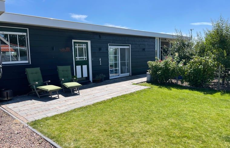 Ruime tuin bij Vakantiehuis in Lewedorp, ideaal voor buitenactiviteiten in Zuid-Beveland, Zeeland.