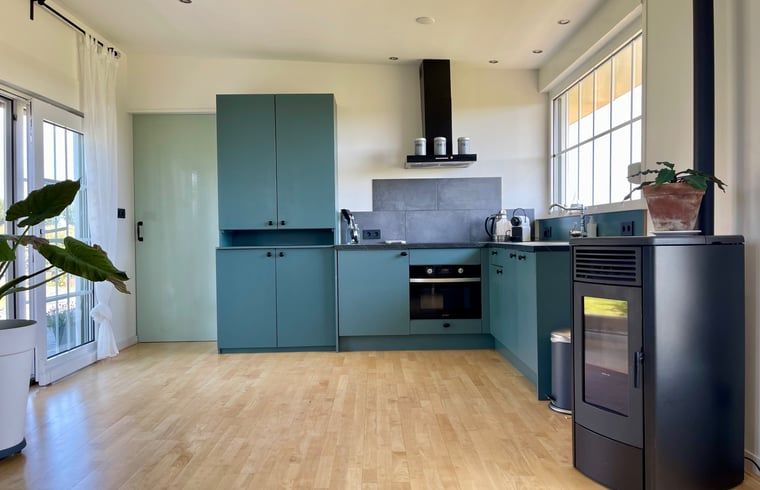 Moderne keuken in Vakantiehuis in Lewedorp, uitgerust voor comfortabel koken in Zuid-Beveland, Zeeland.