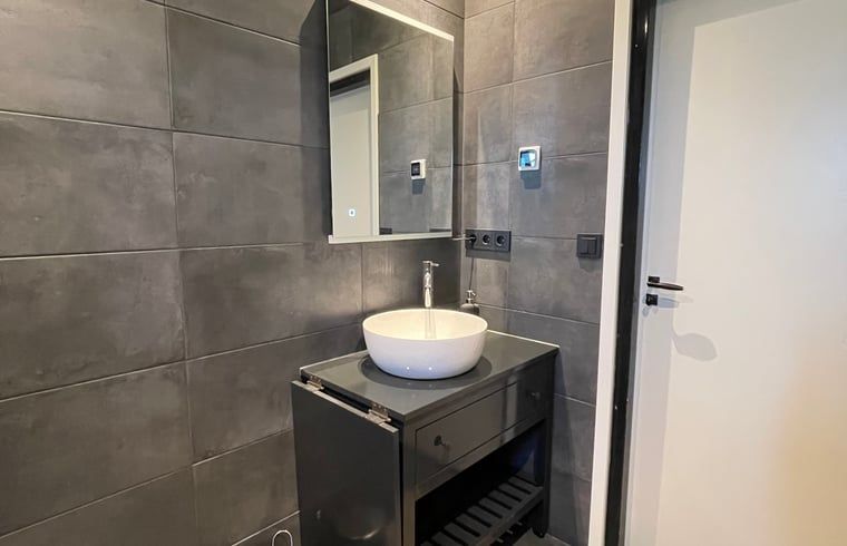 Moderne wastafel in de badkamer van Vakantiehuis in Lewedorp, elegantie in Zuid-Beveland, Zeeland.