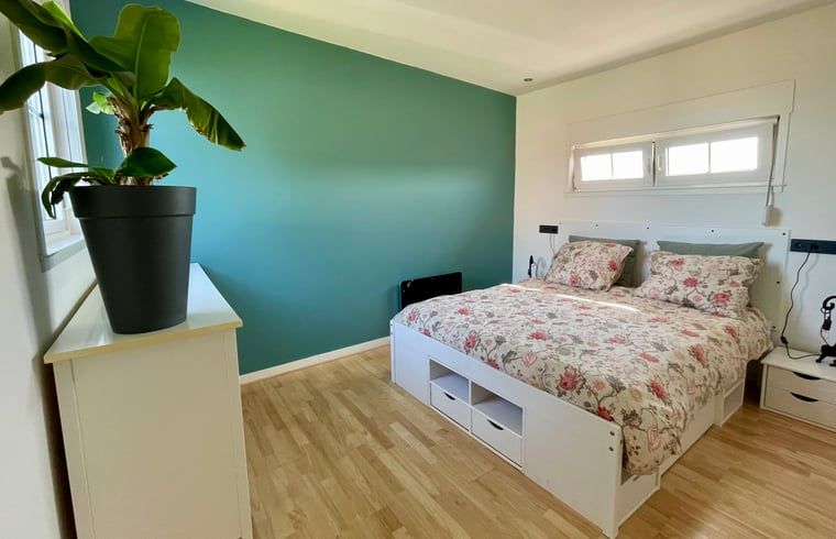 Slaapkamer met tweepersoonsbed in Vakantiehuis in Lewedorp, comfort in Zuid-Beveland, Zeeland.