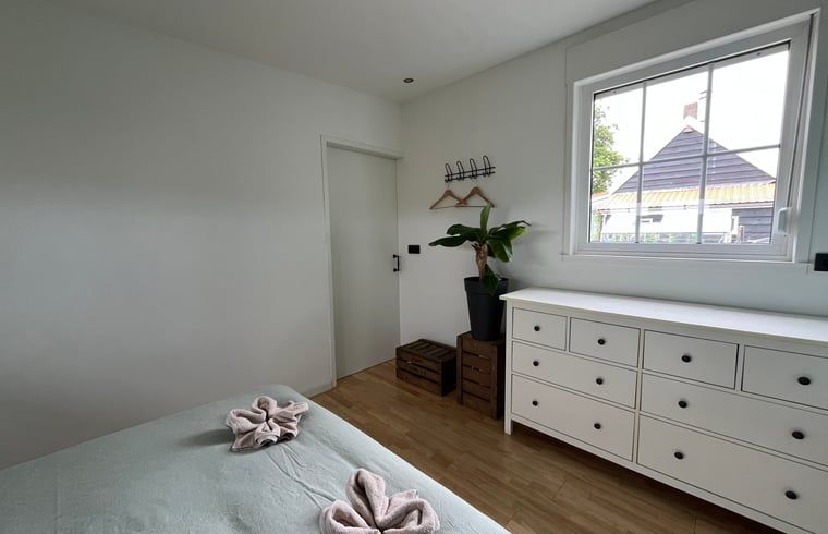 Slaapkamer met ladekast in Vakantiehuis in Lewedorp, opbergruimte in Zuid-Beveland, Zeeland.