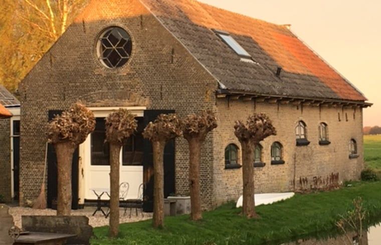 Charmant vakantiehuis Huisje in Stolwijk in Alblasserwaard met historische gevel en landelijke omgeving.