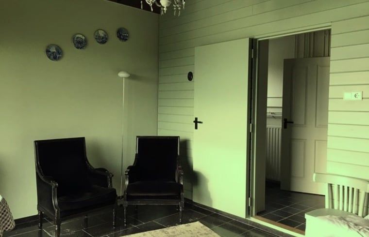 Stijlvolle zithoek in Huisje in Stolwijk, vakantieaccommodatie in Zuid-Holland met klassieke meubels.