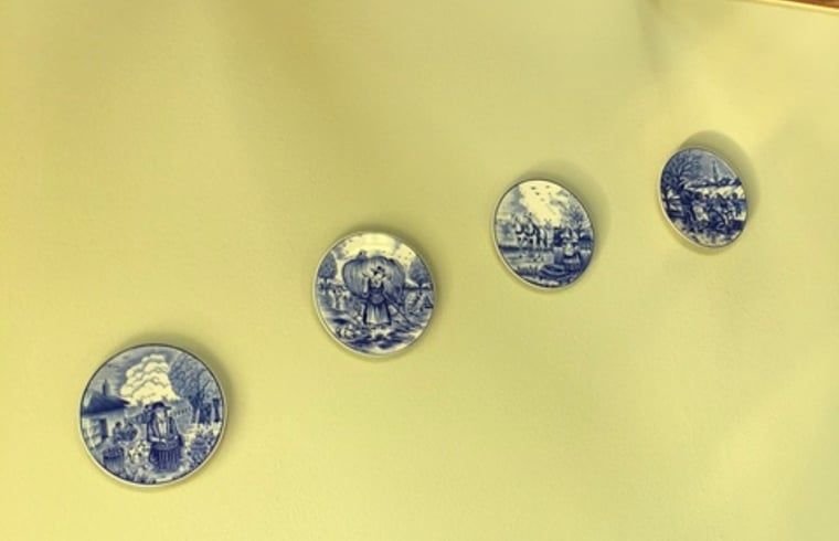 Decoratieve borden in Huisje in Stolwijk, vakantiehuis in Zuid-Holland met traditionele accenten.