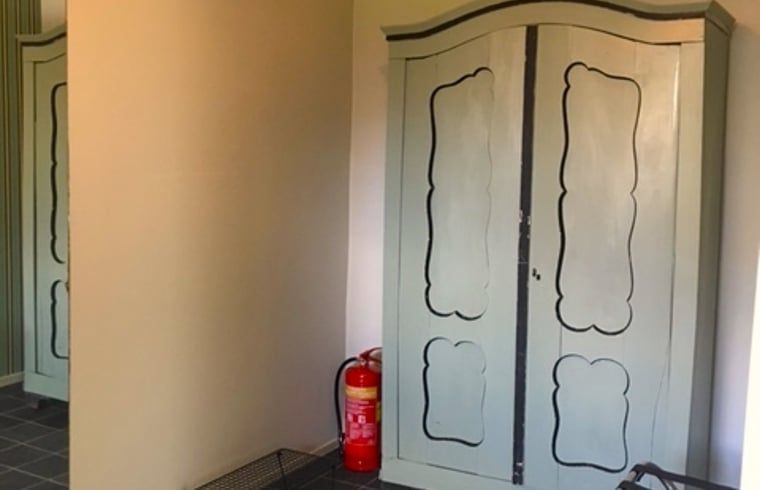 Antieke kast in Huisje in Stolwijk, vakantiehuis in Alblasserwaard met authentieke inrichting.