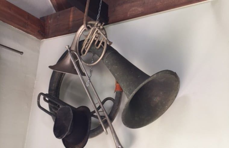 Vintage muziekinstrumenten in Huisje in Stolwijk, vakantieaccommodatie in Zuid-Holland met unieke decoratie.