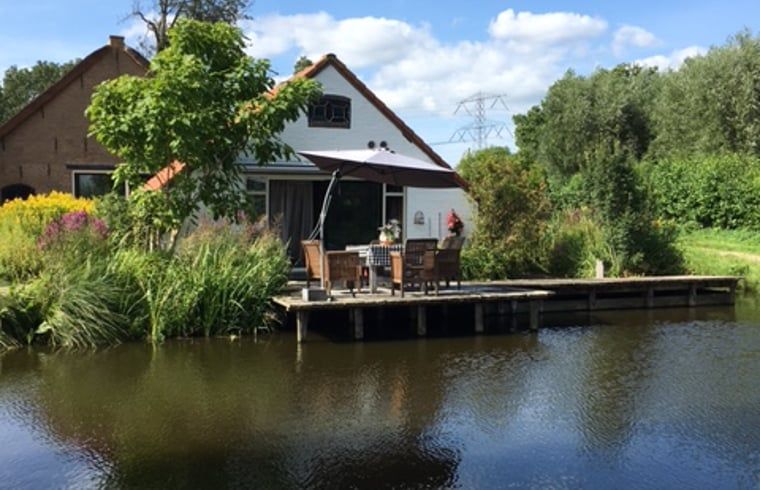 Relax by the water at Huisje in Stolwijk, vacation home in Alblasserwaard, South Holland.