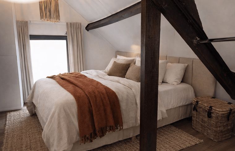 Luxury bath in the bathroom of Huisje in Stolwijk, vacation accommodation in South Holland.