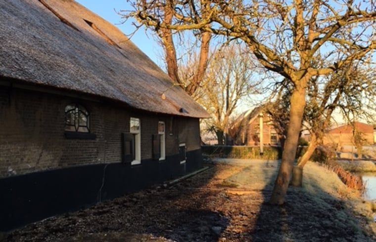 Rustic farmhouse and water at Cottage in Stolwijk, vacation accommodation in Alblasserwaard.