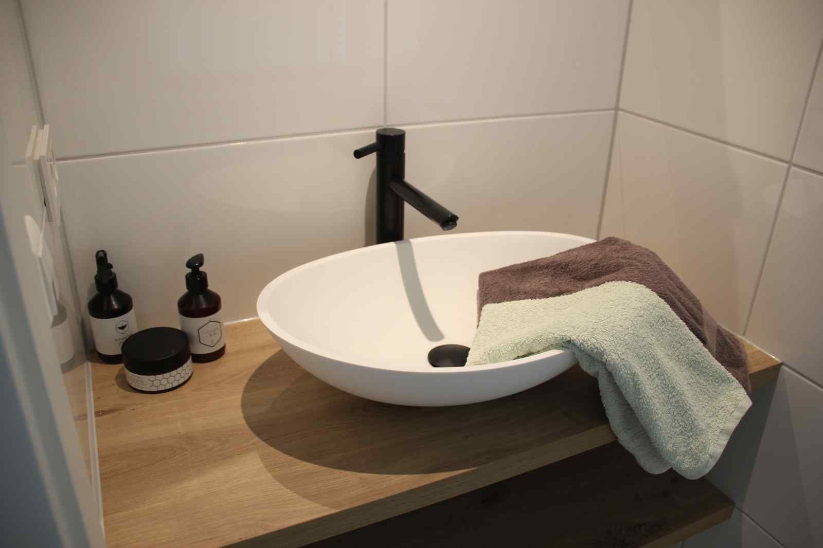 Informativer Prospektstaender im Ferienhaus ZH330, Ouddorp, ideal fuer Entdeckungen in Suedholland.