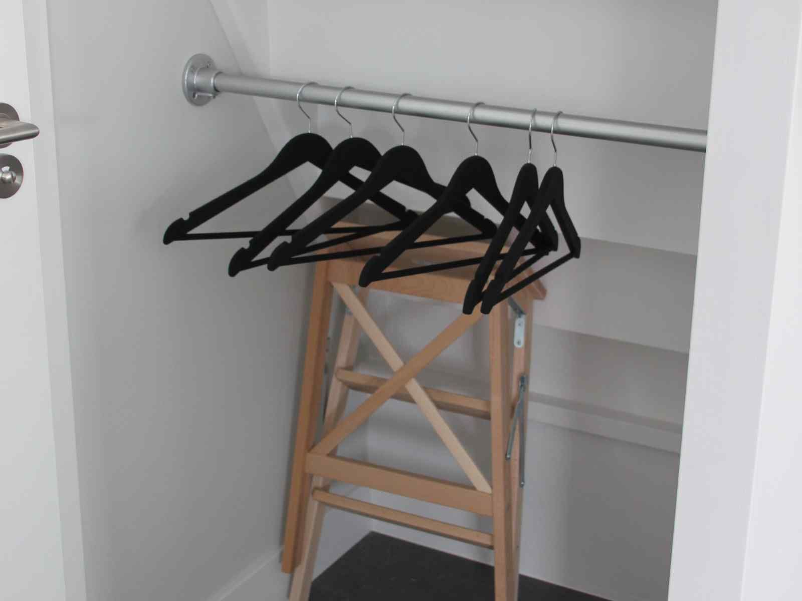 Esszimmer des Ferienhauses ZH330 in Ouddorp mit stilvollem Holztisch und moderner Beleuchtung.