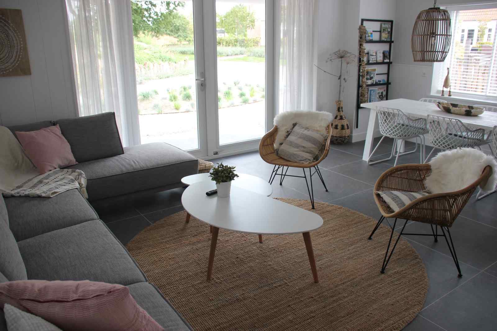 Das Ferienhaus ZH330 in Ouddorp verfuegt ueber eine schoene Terrasse mit bequemen Sitzgelegenheiten in Suedholland.