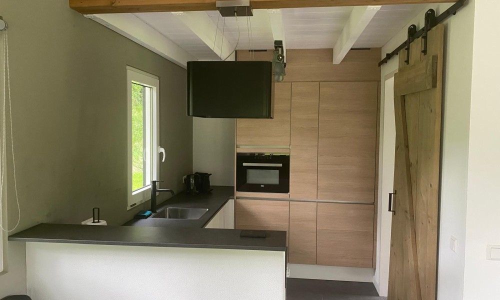 Modern kitchen in vacation home Vrijheid in Ouddorp, Goeree-Overflakkee, South Holland, equipped with all conveniences.