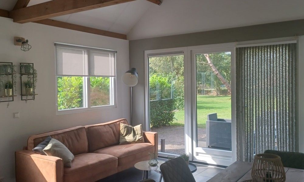 Cozy living room in vacation home Vrijheid, Ouddorp, Goeree-Overflakkee, South Holland overlooking the garden.