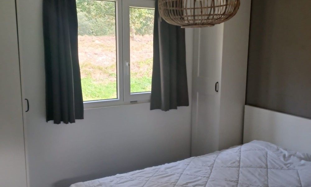 Comfortable bedroom in vacation home Vrijheid, Ouddorp, Goeree-Overflakkee, South Holland, overlooking nature.