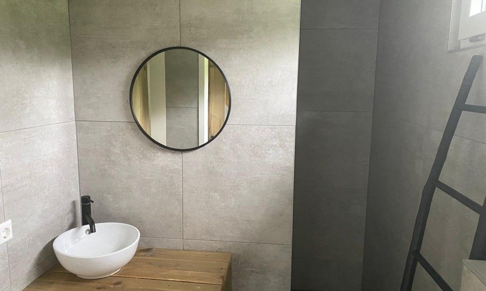 Stylish bathroom in vacation home Vrijheid, Ouddorp, Goeree-Overflakkee, South Holland, with modern amenities.