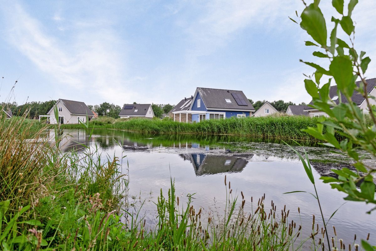 Reihenhaus in Ouddorp, Ferienhaus in Goeree-Overflakkee, Sdholland mit malerischem Blick auf das Wasser und die umliegende Natur.