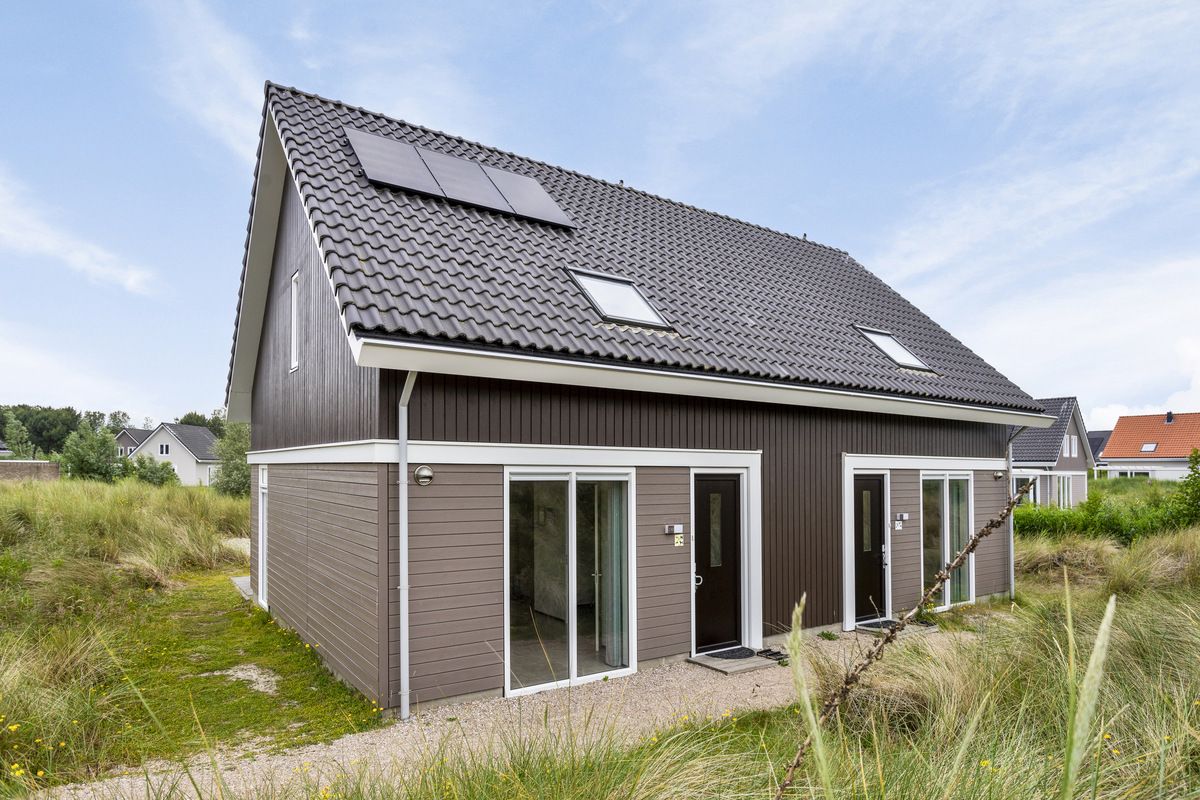 Reihenhaus in Ouddorp, Ferienhaus in Goeree-Overflakkee, Sdholland, umgeben von Dnen mit moderner Architektur und sonniger Umgebung.