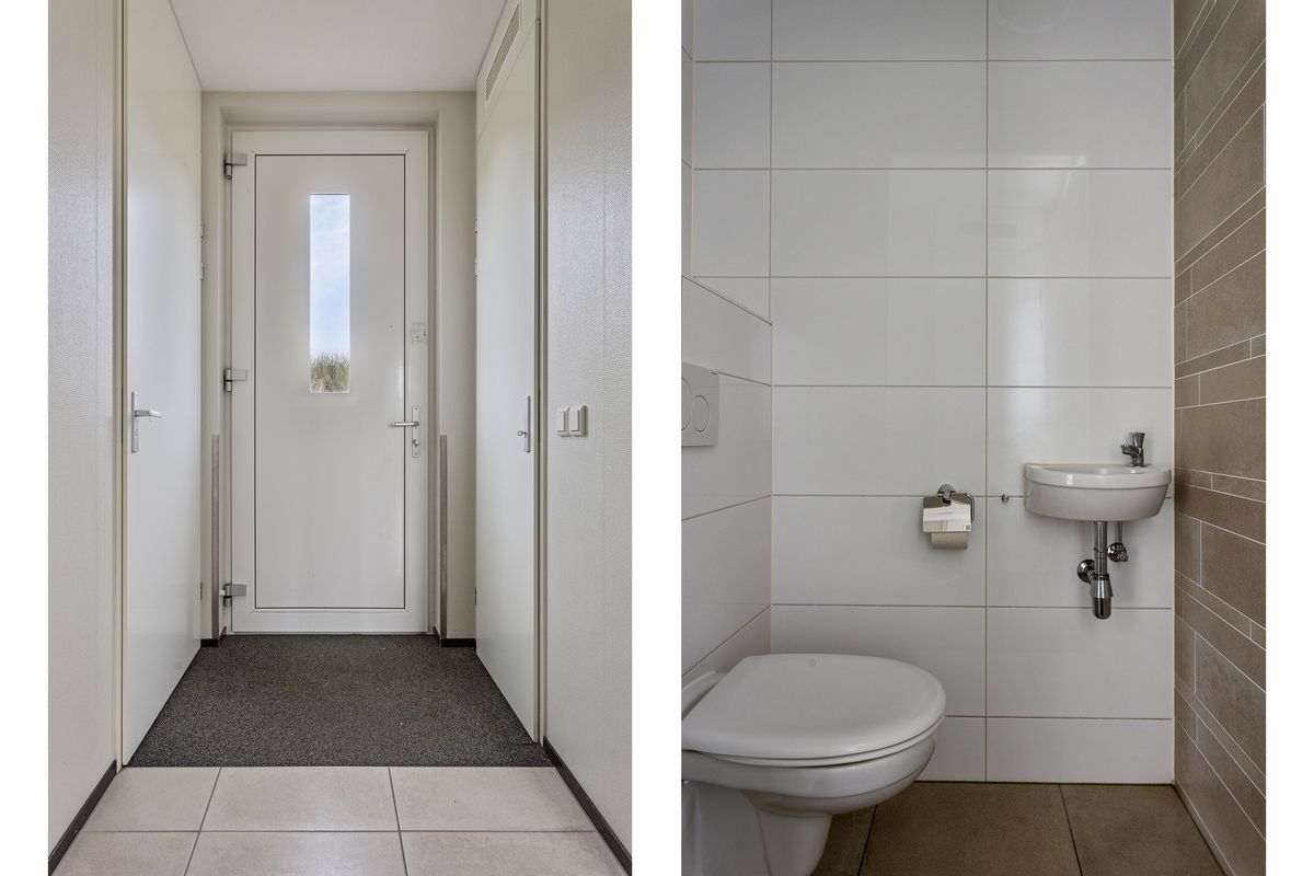Eingang zur Doppelhaushlfte in Ouddorp, Ferienhaus in Goeree-Overflakkee, Sdholland mit modernem Badezimmer.
