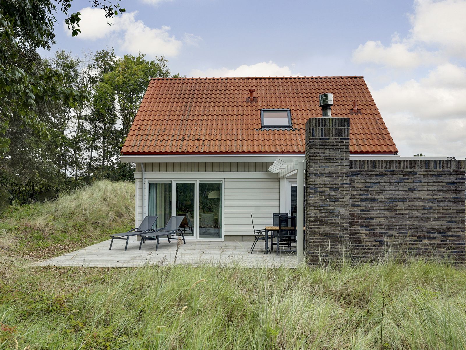 Freistehendes Haus in Ouddorp, ein Ferienhaus in Goeree-Overflakkee in Sdholland, mit einer Terrasse, umgeben von Natur und Ruhe.