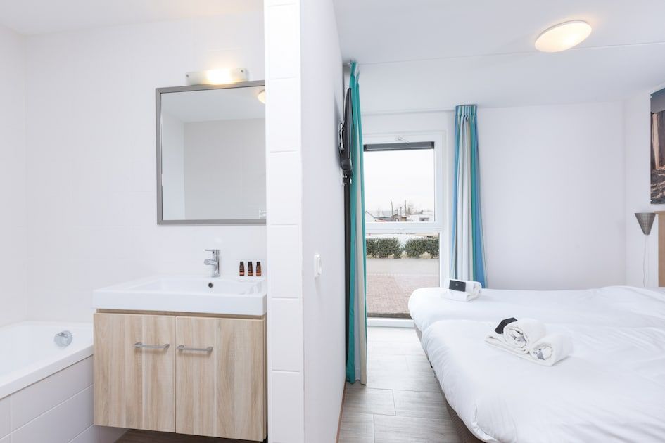 Gemuetliches Schlafzimmer mit Etagenbett im Bungalow 6C, Ouddorp, ideal fuer Familien auf Goeree-Overflakkee, Suedholland.