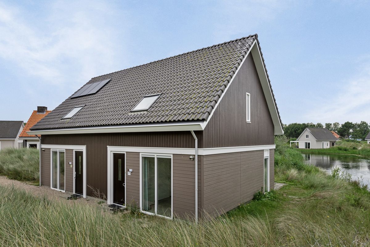 Reihenhaus in Ouddorp, Ferienhaus in Goeree-Overflakkee, Sdholland mit moderner Architektur und Blick auf die Natur.