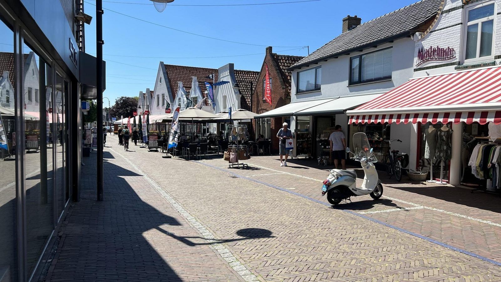 Gezellige winkelstraat nabij VZ1114 Vakantieappartement in Ouddorp, Goeree-Overflakkee, Zuid-Holland.