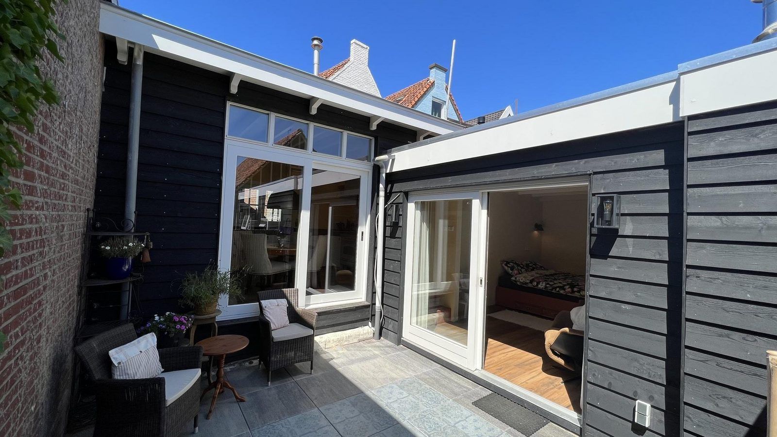 Zonnig terras van VZ1114 Vakantieappartement in Ouddorp, ideaal voor ontspanning.