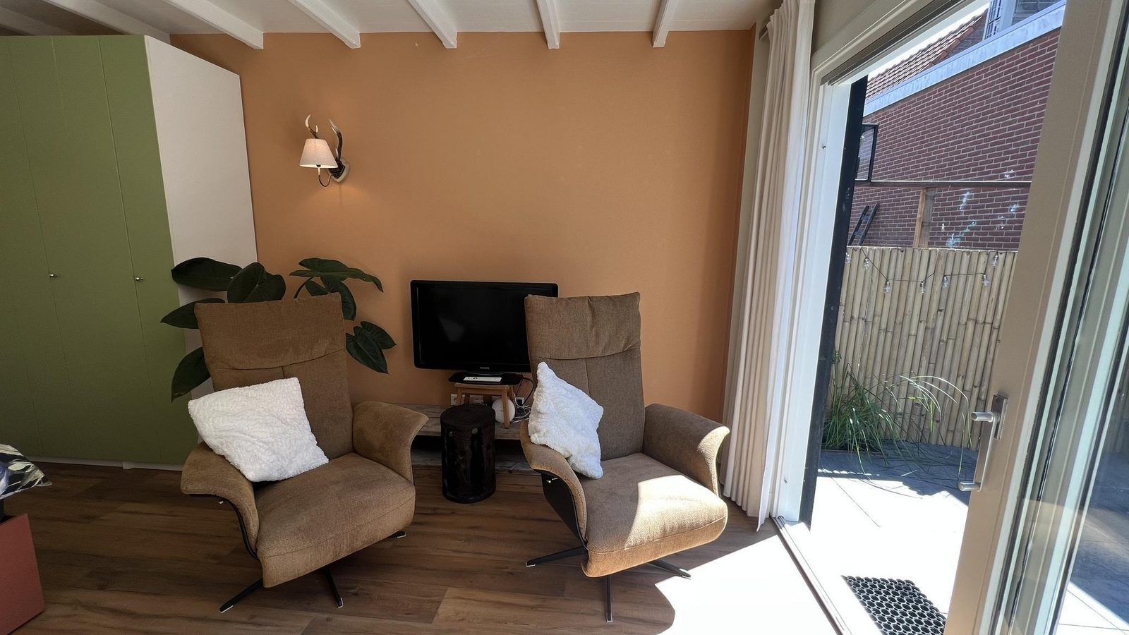 Knusse binnenruimte van VZ1114 Vakantieappartement in Ouddorp met comfortabele stoelen.