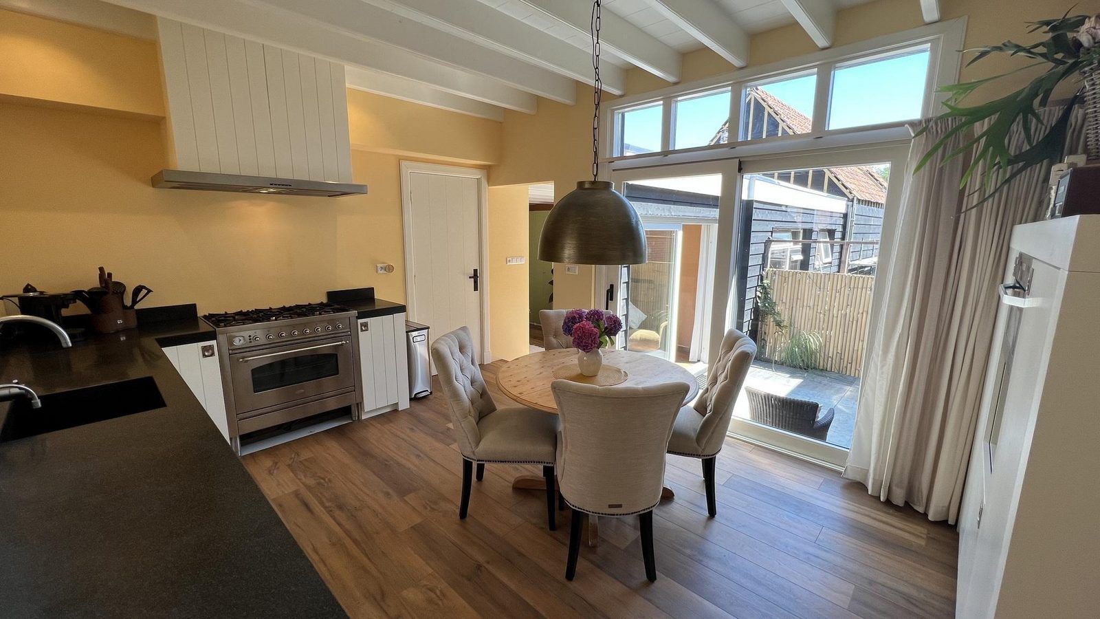 Eetruimte in VZ1114 Vakantieappartement in Ouddorp met veel natuurlijk licht.