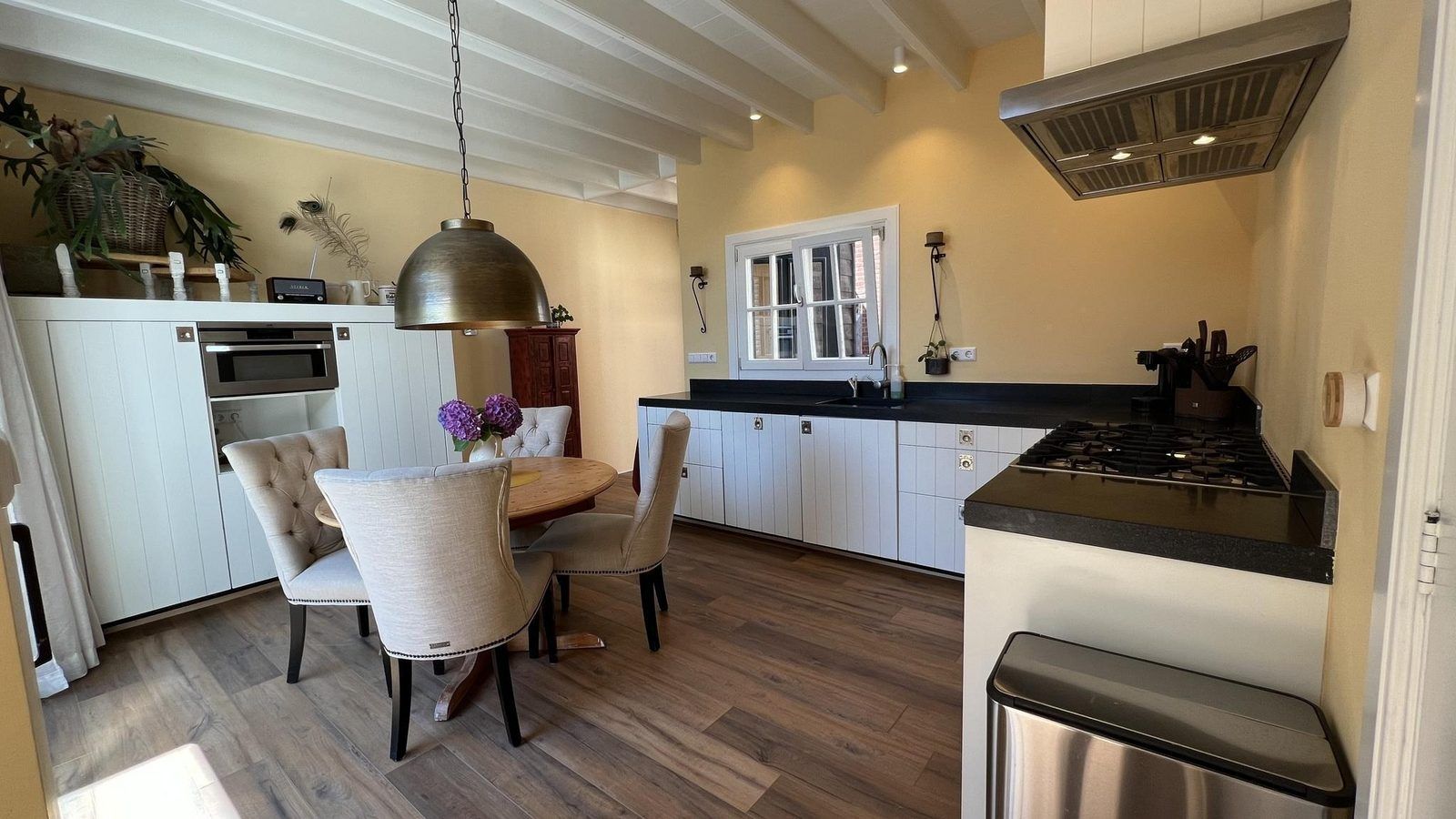 Moderne keuken van VZ1114 Vakantieappartement in Ouddorp met eetgedeelte.