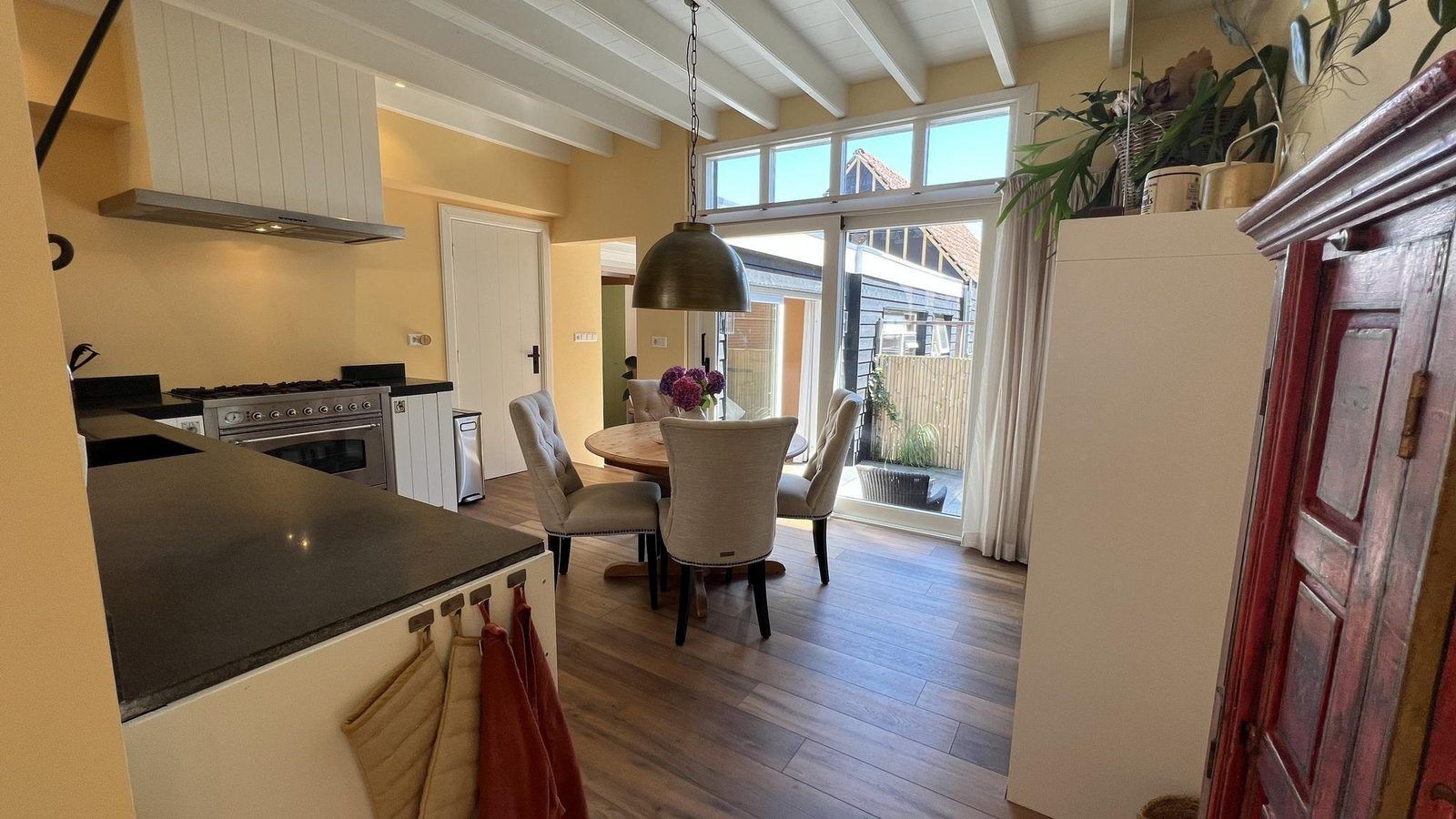 Gezellige eethoek in VZ1114 Vakantieappartement in Ouddorp met uitzicht op het terras.