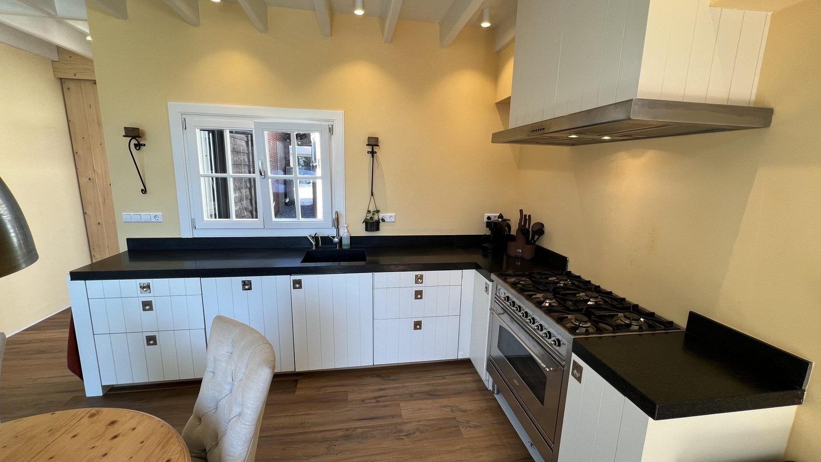 Keuken met ruime eettafel in VZ1114 Vakantieappartement in Ouddorp.