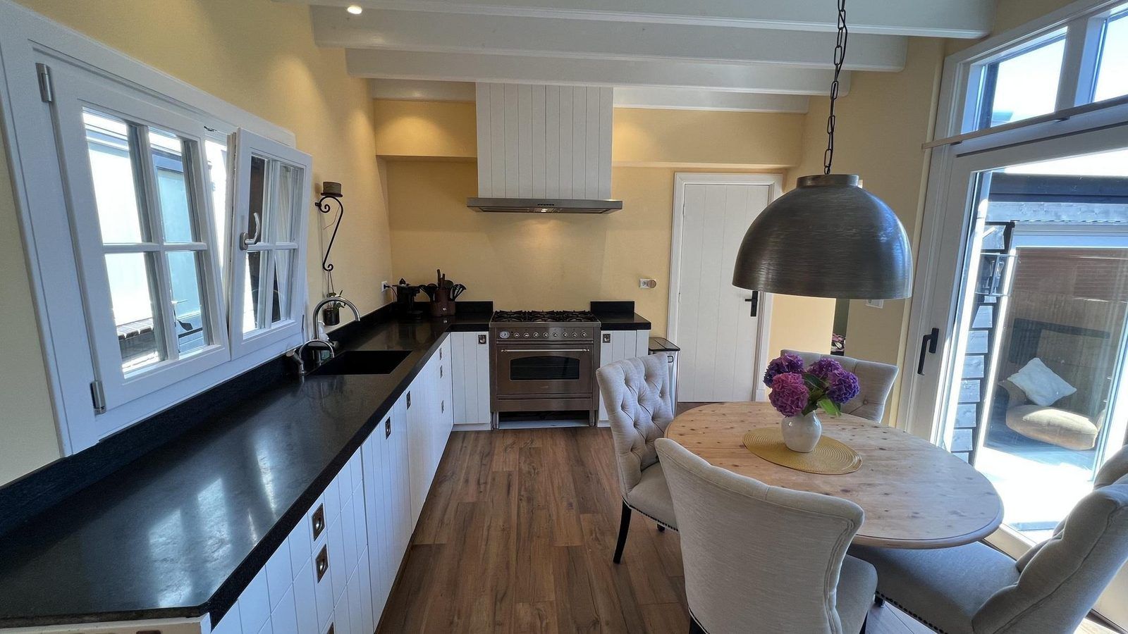 Sfeervolle eetkamer in VZ1114 Vakantieappartement in Ouddorp, perfect voor diners.