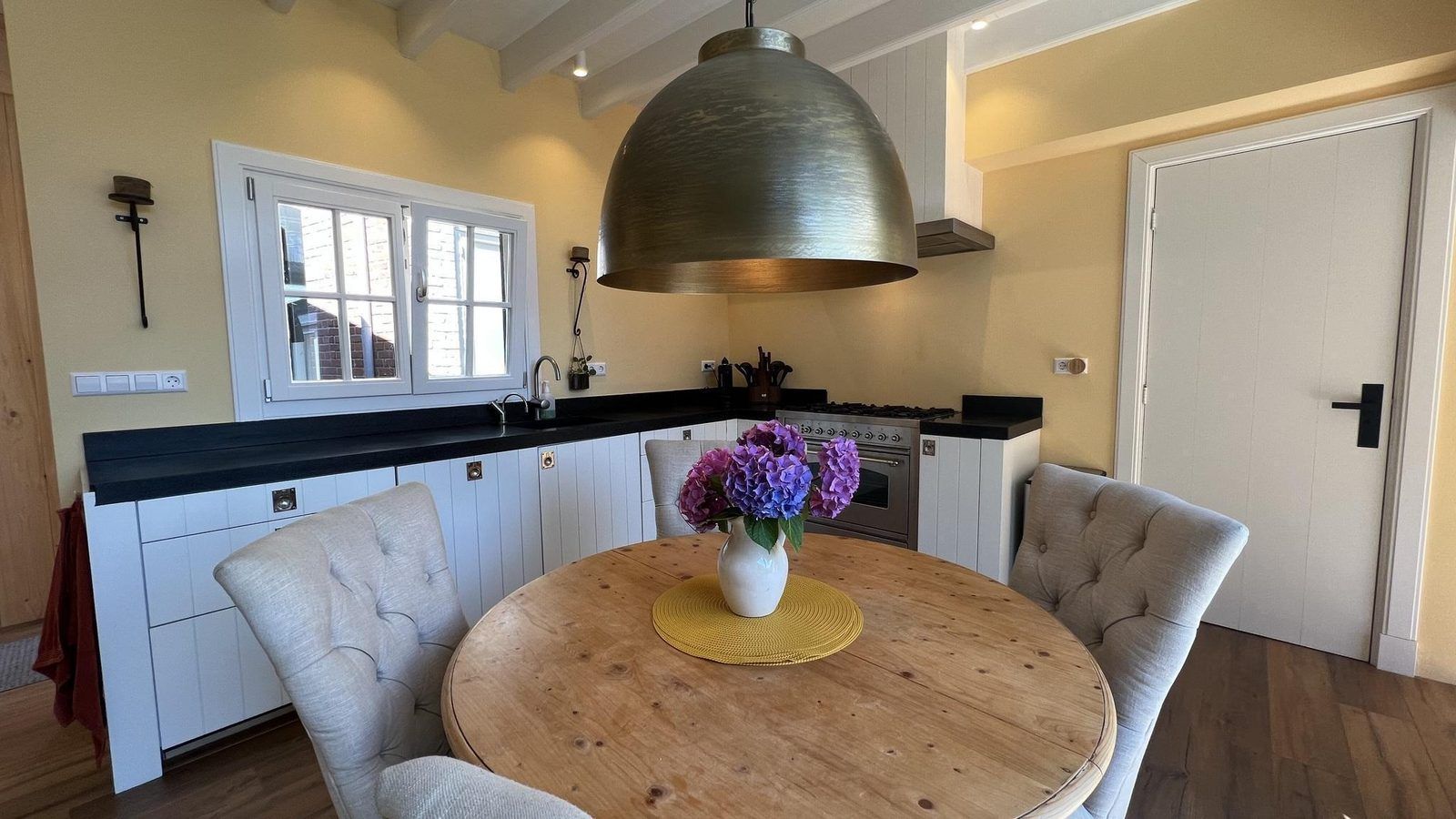 Ruime slaapkamer in VZ1114 Vakantieappartement in Ouddorp met comfortabele stoelen.