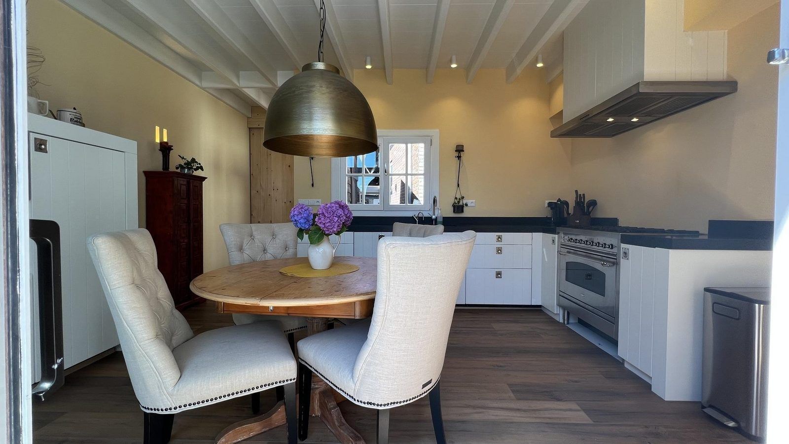 Lichte slaapkamer in VZ1114 Vakantieappartement in Ouddorp met toegang tot het terras.