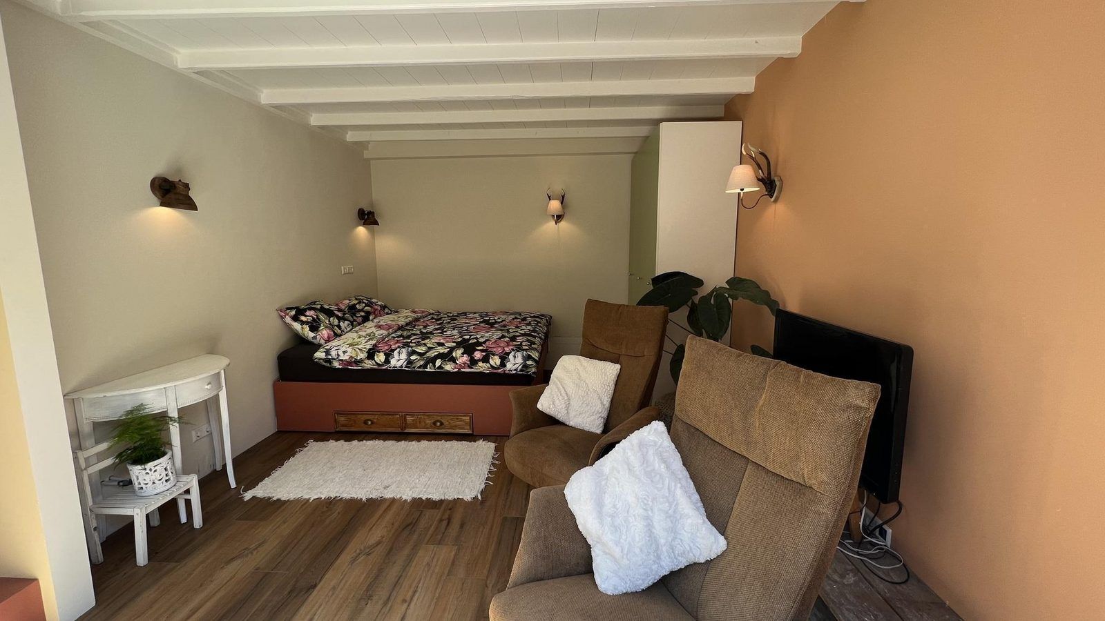 Comfortabel bed in VZ1114 Vakantieappartement in Ouddorp met fleurige dekens.