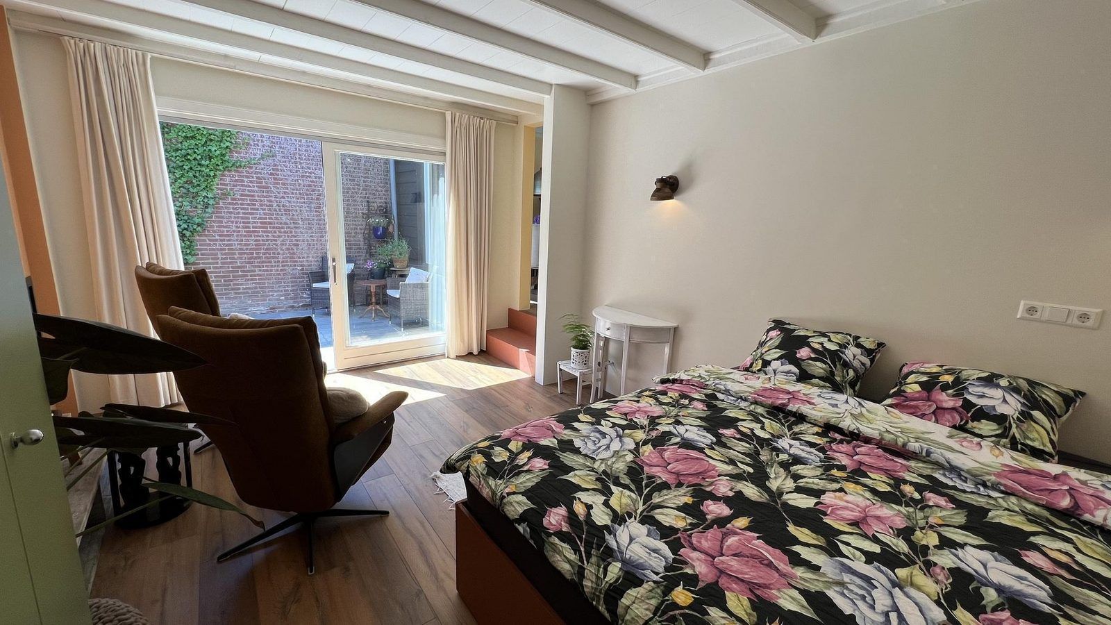 Moderne badkamer in VZ1114 Vakantieappartement in Ouddorp met dubbele wastafel.