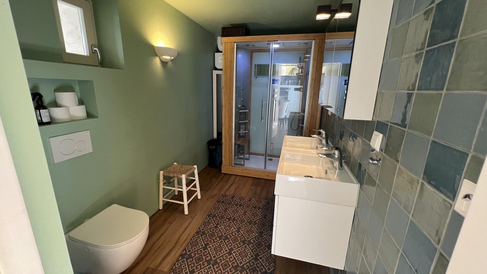 Stijlvolle douche in VZ1114 Vakantieappartement in Ouddorp met moderne faciliteiten.