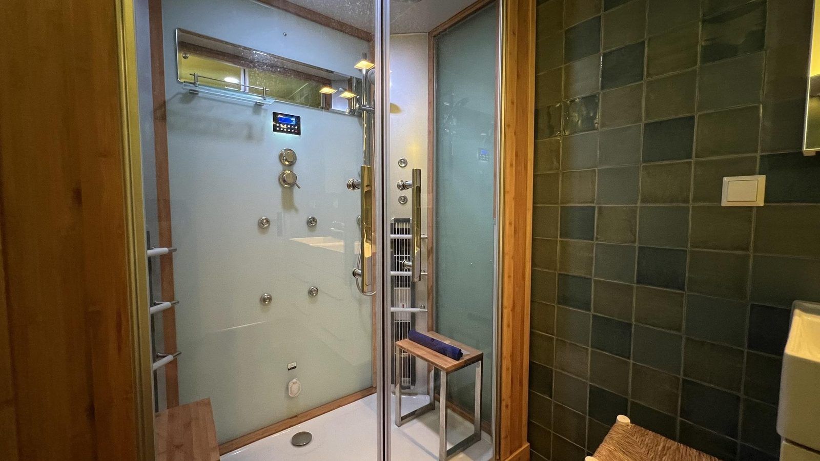 Badkamer van VZ1114 Vakantieappartement in Ouddorp met ruime douche en wastafel.
