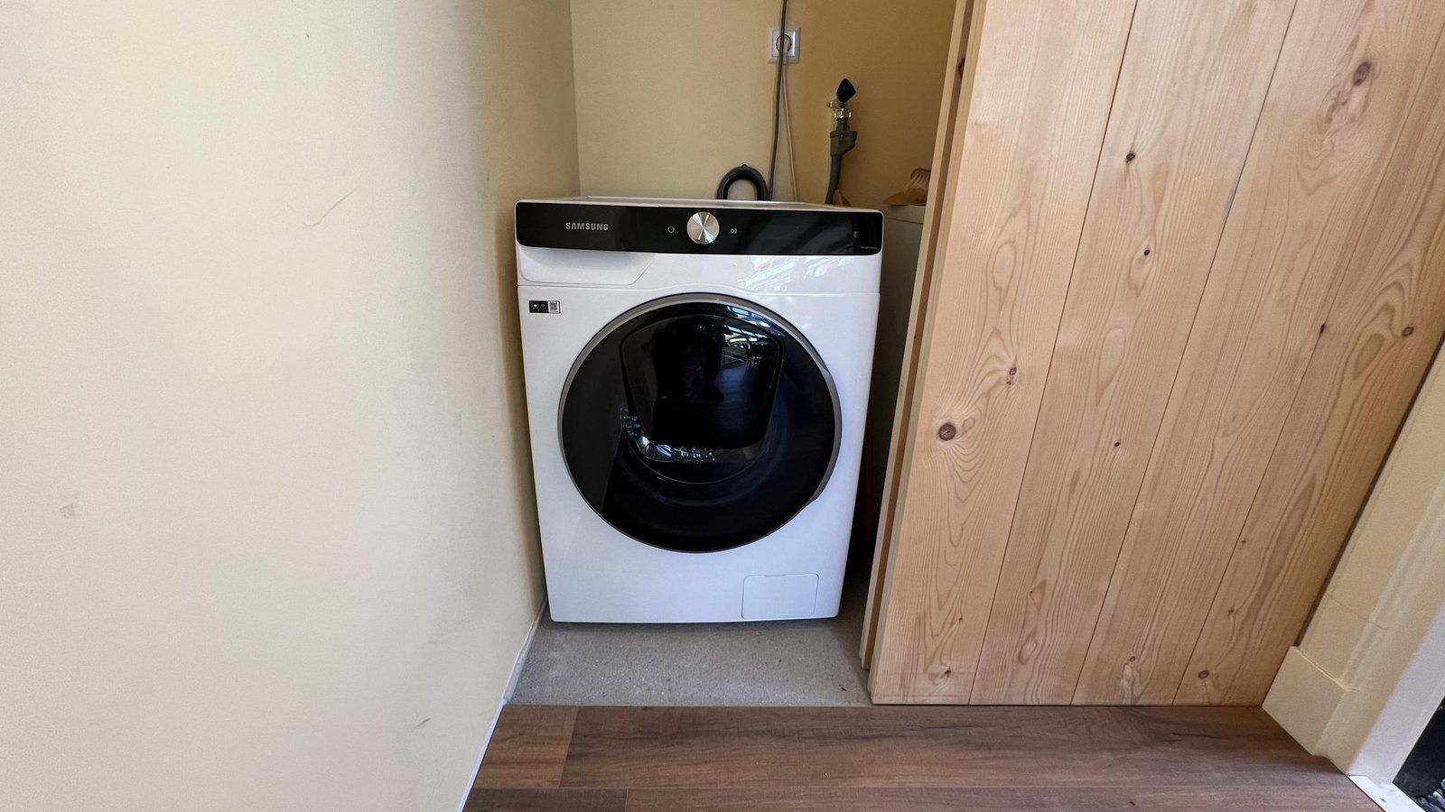 Levendige straat met cafes nabij VZ1114 Vakantieappartement in Ouddorp.