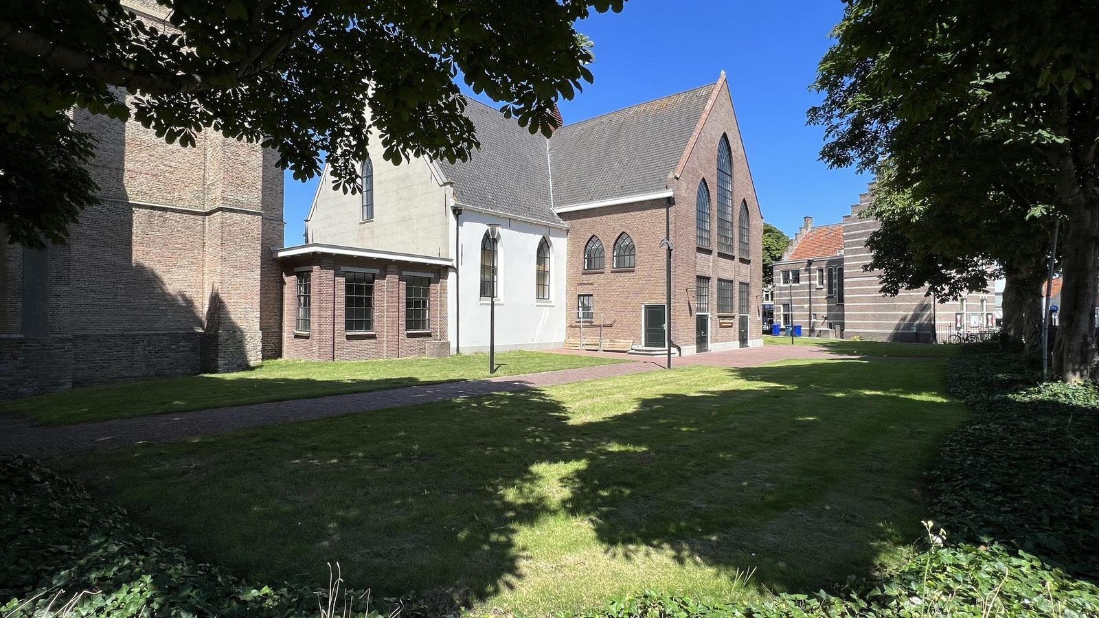 Pittoresk straatbeeld nabij VZ1114 Vakantieappartement in Ouddorp, Goeree-Overflakkee.