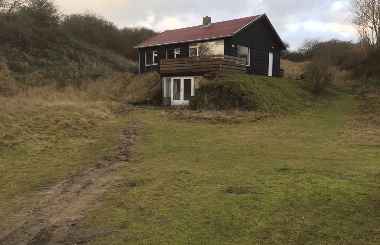 Vakantiehuis in Ouddorp, Goeree-Overflakkee met grasveld en duinen in Zuid-Holland.