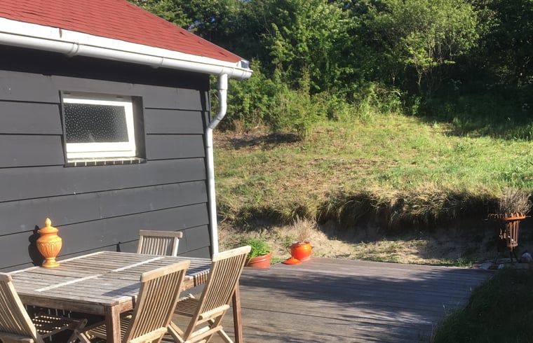 Zonnig terras bij Vakantiehuis in Ouddorp, Goeree-Overflakkee, Zuid-Holland.