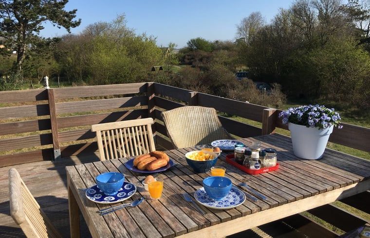 Ontbijt op terras van Vakantiehuis in Ouddorp, Goeree-Overflakkee, Zuid-Holland.