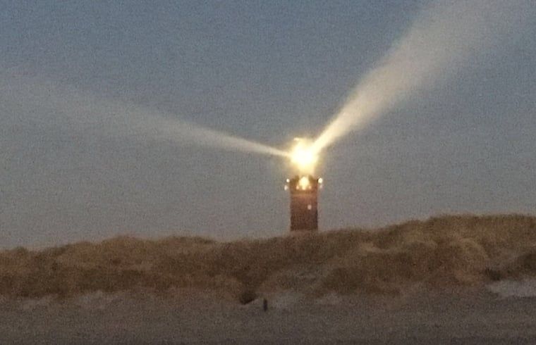 Vuurtoren in de avond nabij Vakantiehuis in Ouddorp, Goeree-Overflakkee, Zuid-Holland.