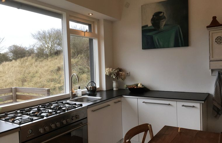 Keuken met uitzicht in Vakantiehuis in Ouddorp, Goeree-Overflakkee, Zuid-Holland.